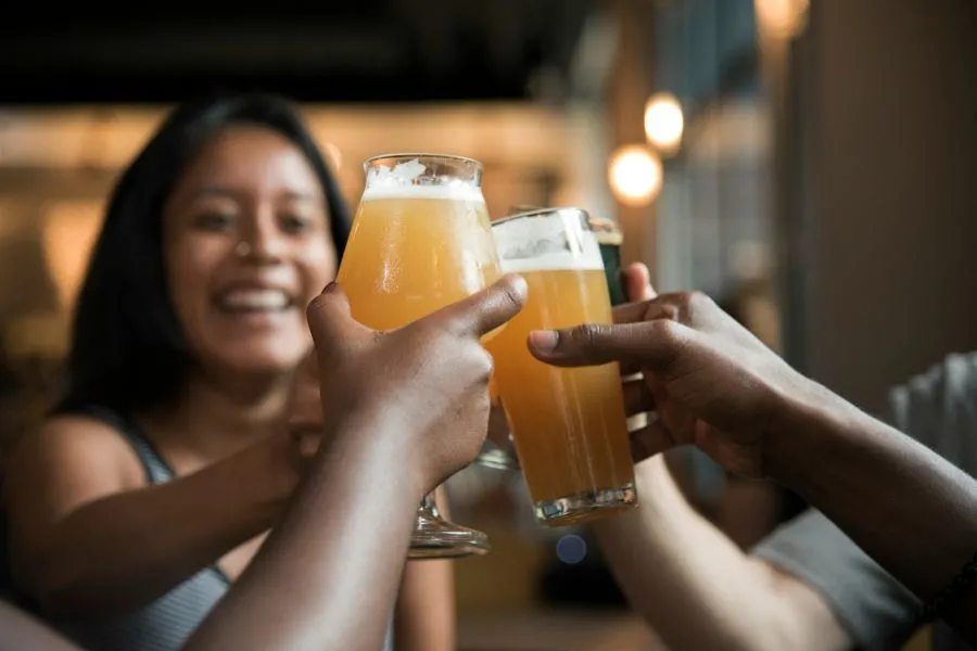 FESTEJAR CON AMIGOS. Celebra el día internacional de la cerveza./Foto: PEXELS