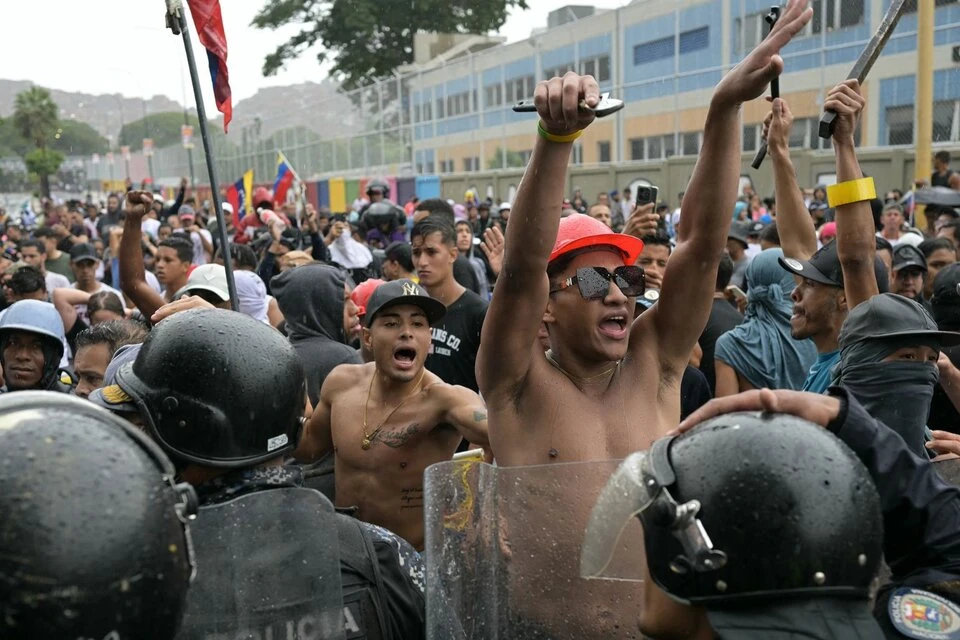 CONFRONTACIÓN. Miles de personas denunciaron que hubo fraude en los comicios presidenciales de Venezuela.  