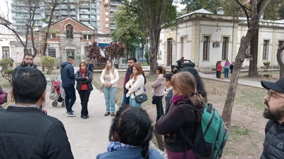 EN EL PATIO CENTRAL. Un grupo de trabajadores reclamó por sus empleos. JORGE FIGUEROA