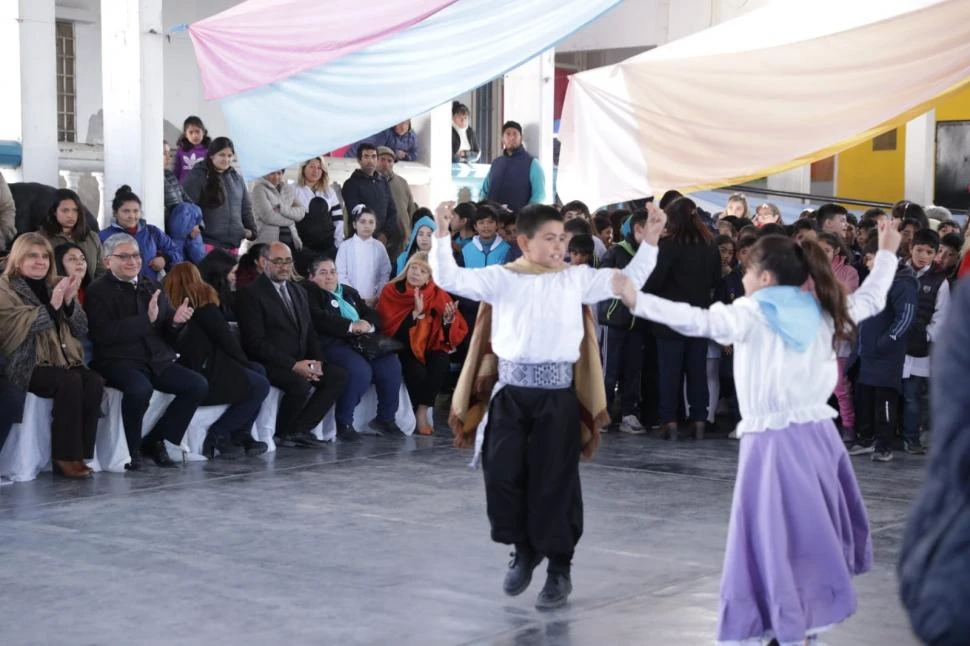 ESCUELA DEÁN FUNES. Muestra de lo que aprenden en el taller de folclore.