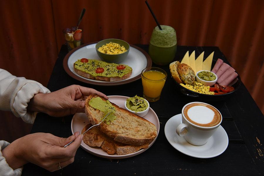 EN LA MESA. La fruta acompaña a ensaladas, dips y hasta en jugos.