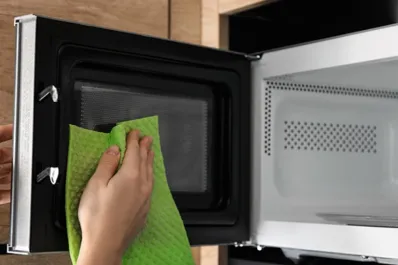 Los preparados caseros de dos ingredientes para desengrasar el microondas y dejarlo brillante