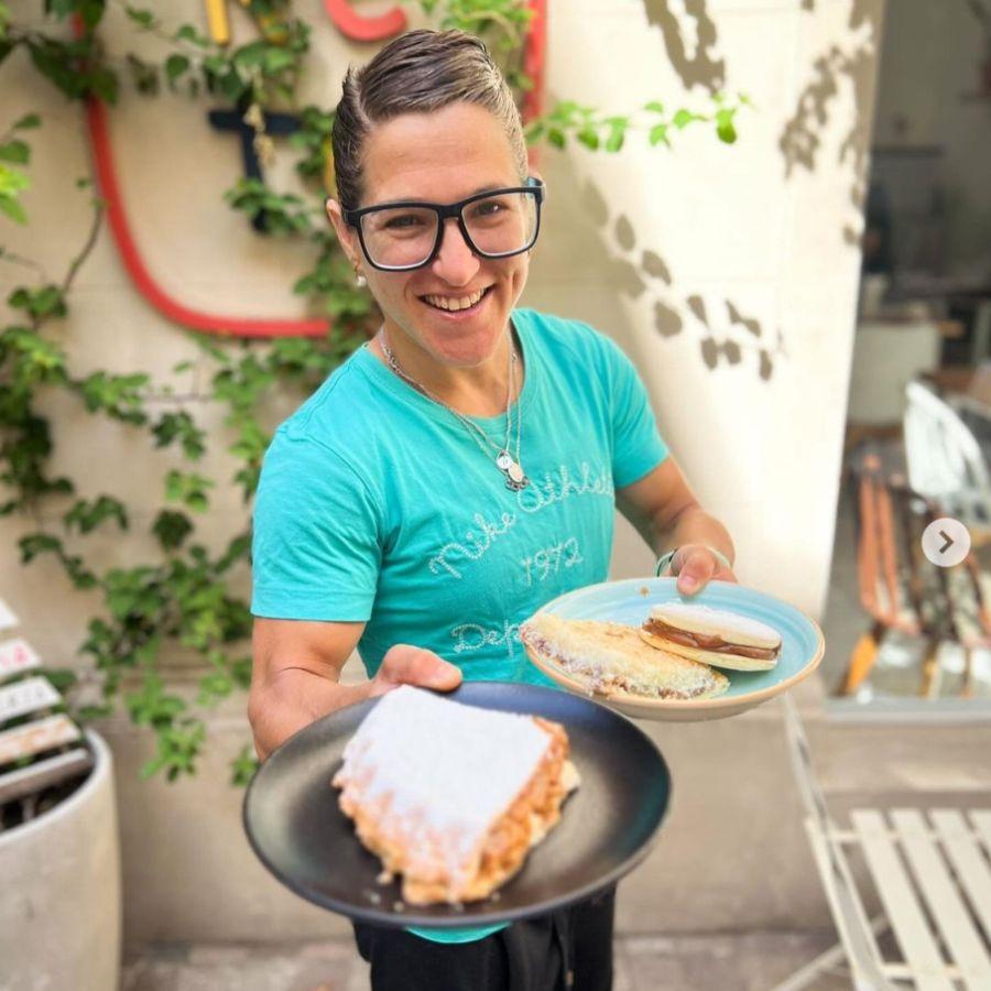 PARETO CAFFÉ. Pau posando en su nuevo café que abrió en Buenos Aires junto a su familia./Instagram @paretocaffe.ok