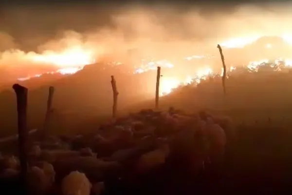 Lugareños hacen frente al fuego en San José de Chasquivil: “Están peleando solos, pero no pueden frenar