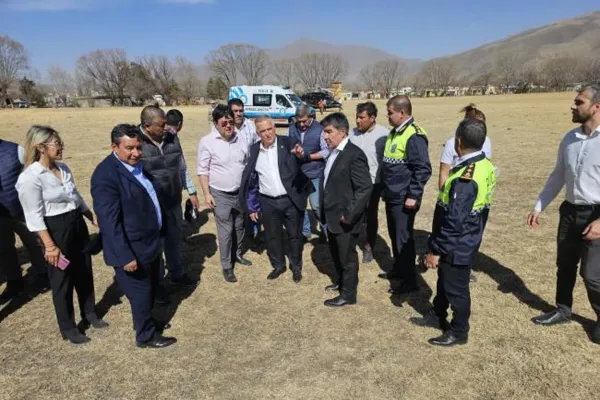 Osvaldo Jaldo llegó a los valles y recorrió las zonas afectadas por el incendio