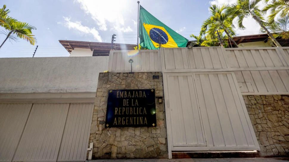 PROTECCIÓN. Los representantes argentinos salieron de la embajada.  