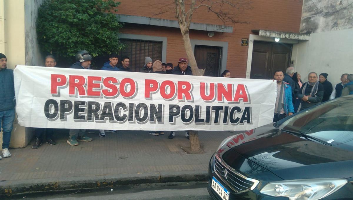 MANIFESTACIÓN. Un grupo de personas mostró una bandera frente a la empresa de la familia Alperovich. 