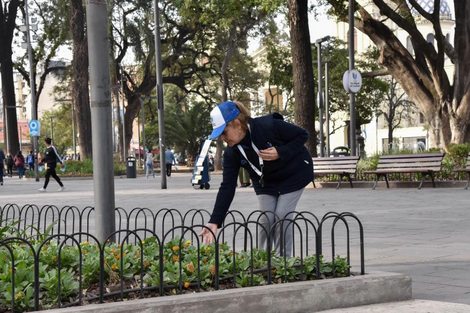 APASIONADA POR LAS FLORES. Amalia está feliz de cuidar las plantas.