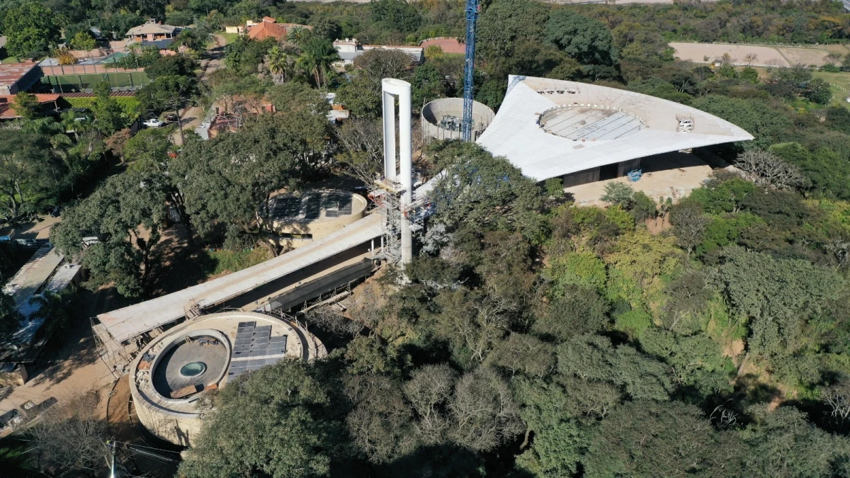 VISTA AÉREA DE LA ZONA DE YUNGAS. Así luce hoy el Centro Cultural Lola Mora -nombre oficial-. Se aprecian la estructura con forma de cincel y la torre. Se trata de un nuevo activo para el potencial cultural del NOA. IMÁGENES GENTILEZA DEL MINISTERIO DE INFRAESTRUCTURA DE JUJUY