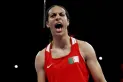 La emoción de la cuestionada boxeadora argelina tras asegurar medalla en los Juegos Olímpicos