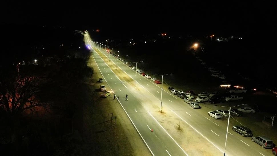 El Cadillal. Jaldo inauguró la iluminación en la ruta y entregó equipamiento y vehículos para seguridad