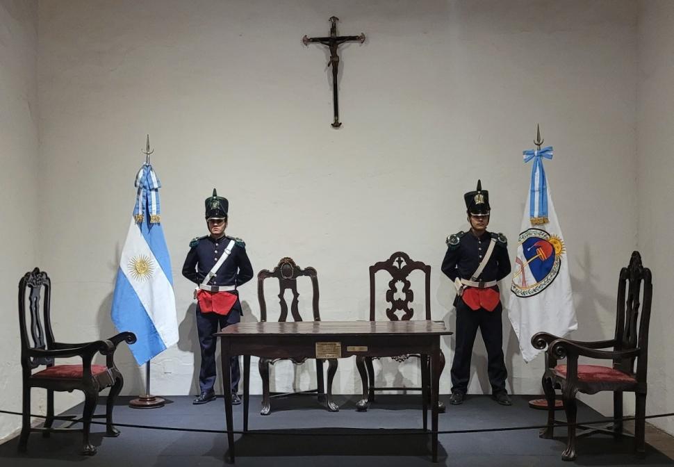 UNA JUNTO A LA OTRA. El Salón de la Jura, con las enseñas.