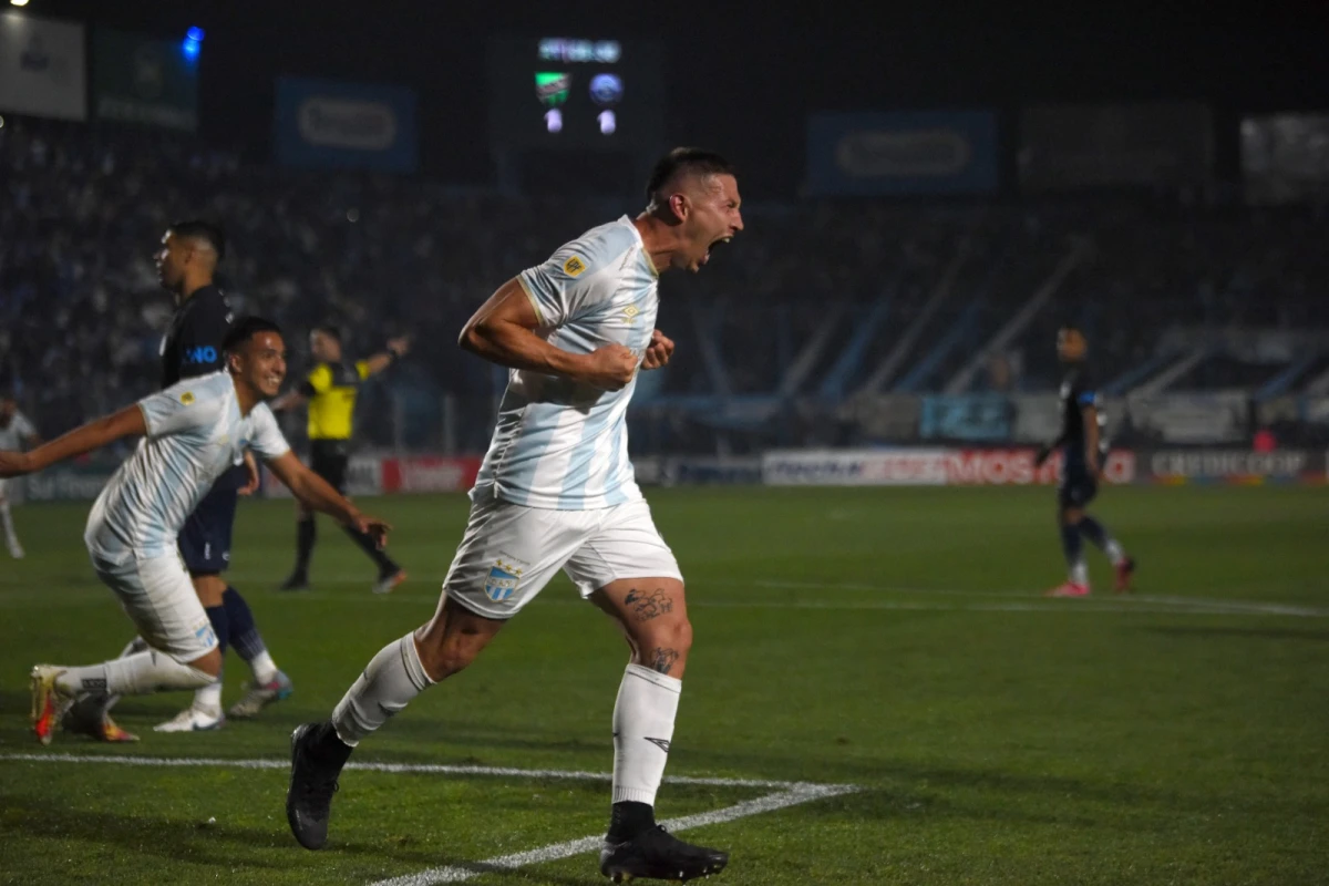 ALMA Y VIDA. Los goles fueron un desahogo para Gianluca Ferrari en el triunfo de Atlético Tucumán sobre Independiente Rivadavia. Foto: Diego Aráoz- LA GACETA.