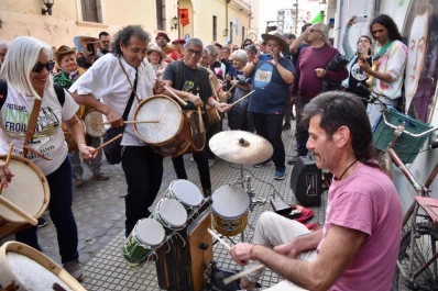 Marcha de Los Bombos: tradición e identidad que se refuerzan en cada golpe al cuero