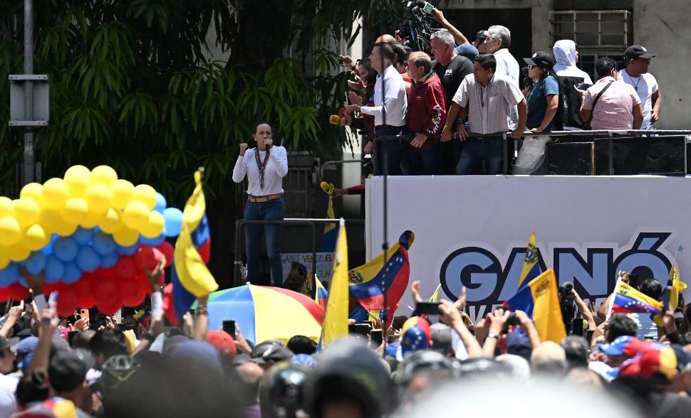 MASIVA MANIFESTACIÓN. María Corina Machado habló a los manifestantes durante la marcha.  fotos afp