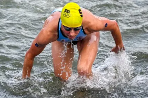 Una atleta está internada tras nadar en el Río Sena y su equipo se bajó de los Juegos Olímpicos de París 2024