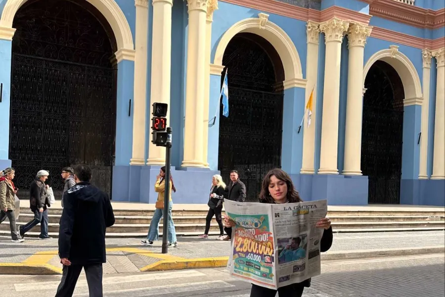 Cande Vetrano se tomó una foto con la nueva fachada de la Iglesia San Francisco.