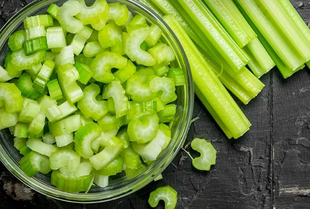 ¿Quiénes deben evitar comer apio?