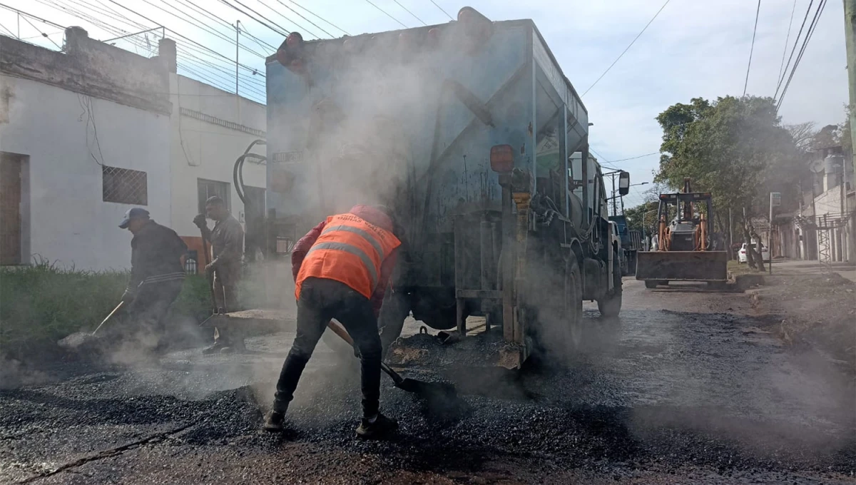 OBRAS. La municipalidad mejora el pavimento en una veintena de puntos de la capital.