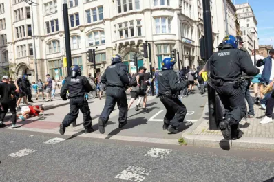 Miles de policías enfrentarán los disturbios en Reino Unido