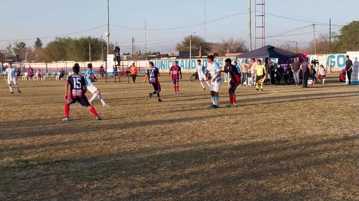 Es tucumano, vive en Europa, tuvo un breve paso por San Martín y jugará el Mundial de fútbol reducido para Argentina