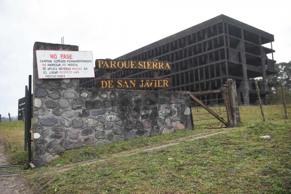 CARTELES. En los accesos al camping y al bosque la UNT ha prohibido el acceso para evitar riesgos.