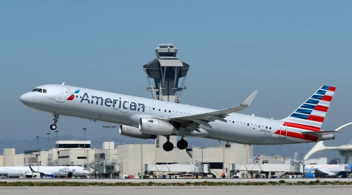 Aun hay argentinos varados en Estados Unidos por cancelaciones de American Airlines