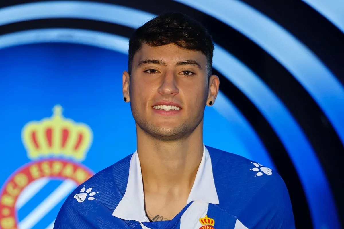 NUEVOS COLORES. Alejo Véliz posa con la camiseta de Espanyol.