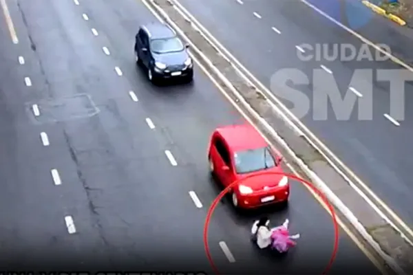 VIDEO. Una mujer y una niña resbalaron y fueron arrolladas frente a la Maternidad