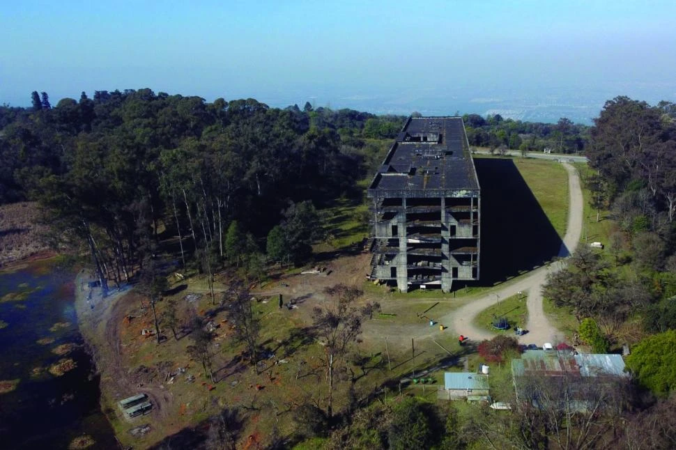 EL VIEJO EDIFICIO DE LA CIUDAD UNIVERSITARIA. Clausurado desde comienzos de los 50, junto él se levantaban los árboles del camping. 