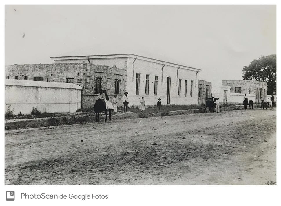 EN 1899. El gimnasio al momento de su inauguración y su frente por avenida Avellaneda al 700. Se pueden ver las edificaciones iniciales.