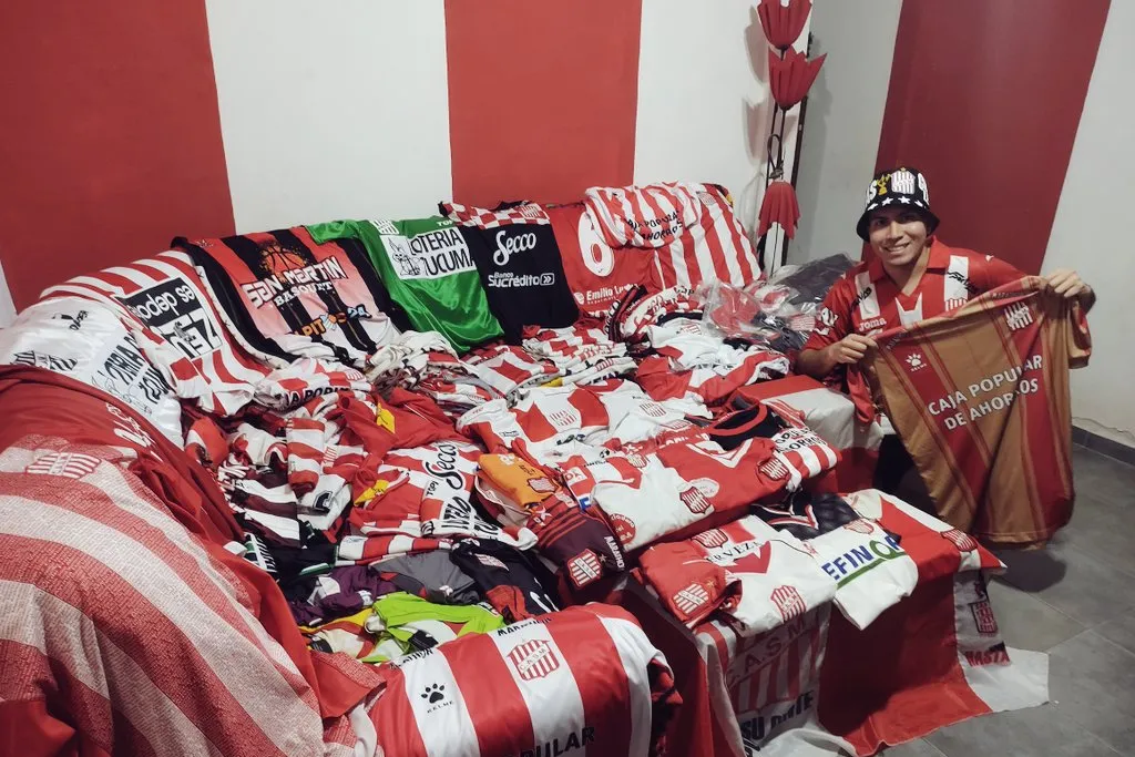 Es fanático de San Martín de Tucumán, se dedicó al coleccionismo y sueña con tener un museo de camisetas