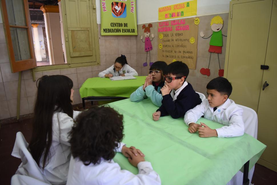 La escuela enseña ahora a resolver conflictos por medio del diálogo