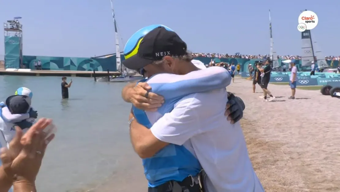 EL ABRAZO MÁS ESPERADO. Santiago Lange abraza a Mateo Majdalani, tras la regata.