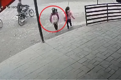 Un impactante video muestra cómo una moto a alta velocidad atropella a una niña en El Manantial
