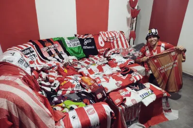 Es fanático de San Martín de Tucumán, se dedicó al coleccionismo y sueña con tener un museo de camisetas