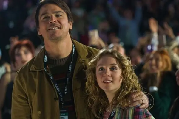 Estreno: un estadio con miles de fans, incluyendo un asesino en serie buscado por la Policía