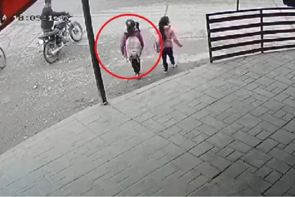 Un impactante video muestra cómo una moto a alta velocidad atropella a una niña en El Manantial