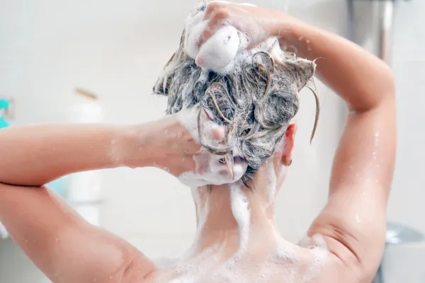 La Anmat prohibió un alcohol sanitizante y 60 productos capilares por riesgo para la salud