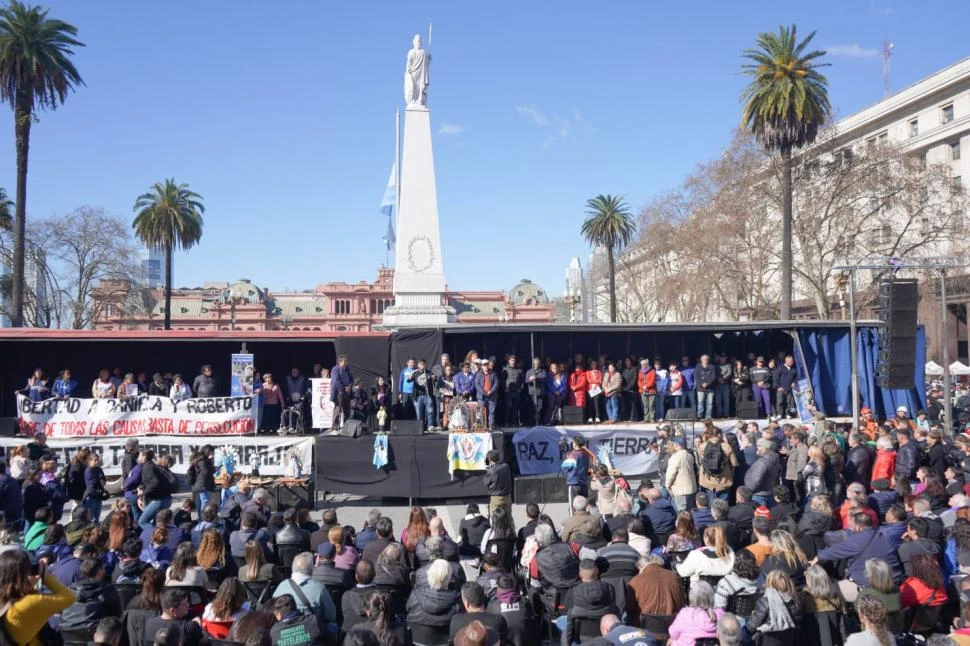 EN PLAZA DE MAYO. Diversos oradores cuestionaron la política económica y social del Gobierno nacional.
