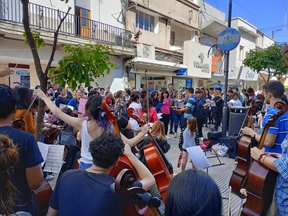 EN LA CALLE. La Asamblea Tucumana de la Música defiende la cultura.