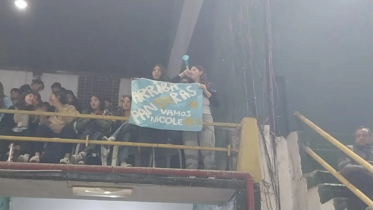 AGUANTE. Pérez tiene su hinchada en la tribuna alta del estadio.