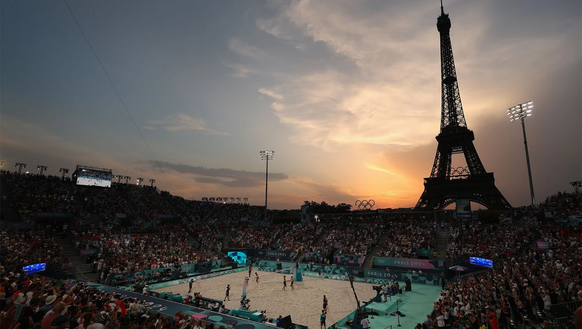 IMPACTANTE. En un estadio de beach voley construido al lado de la torre Eiffel, Canadá y Brasil definirán la medalla de oro.