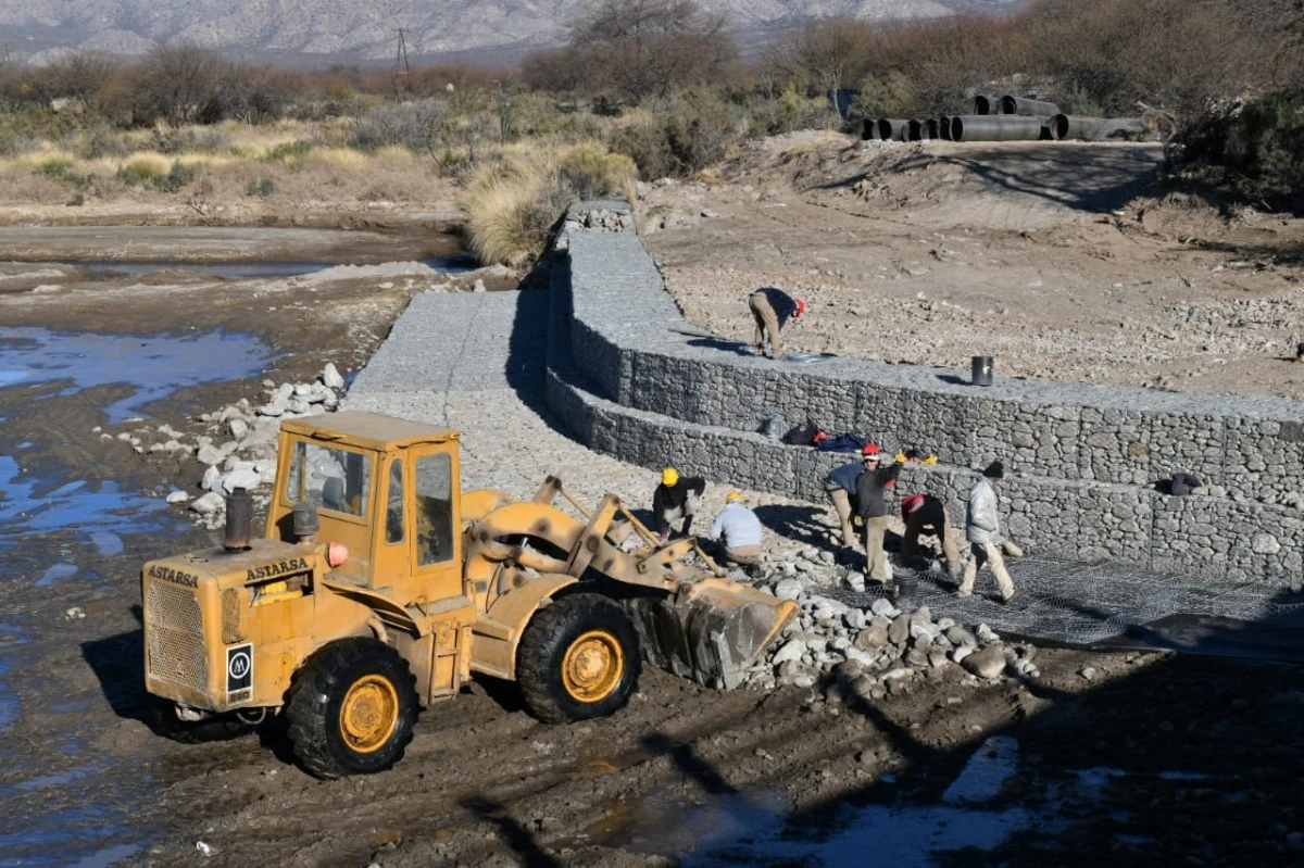 Jaldo supervisó los trabajos sobre el río Santa María y la ruta 307: Estamos reactivando la obra pública