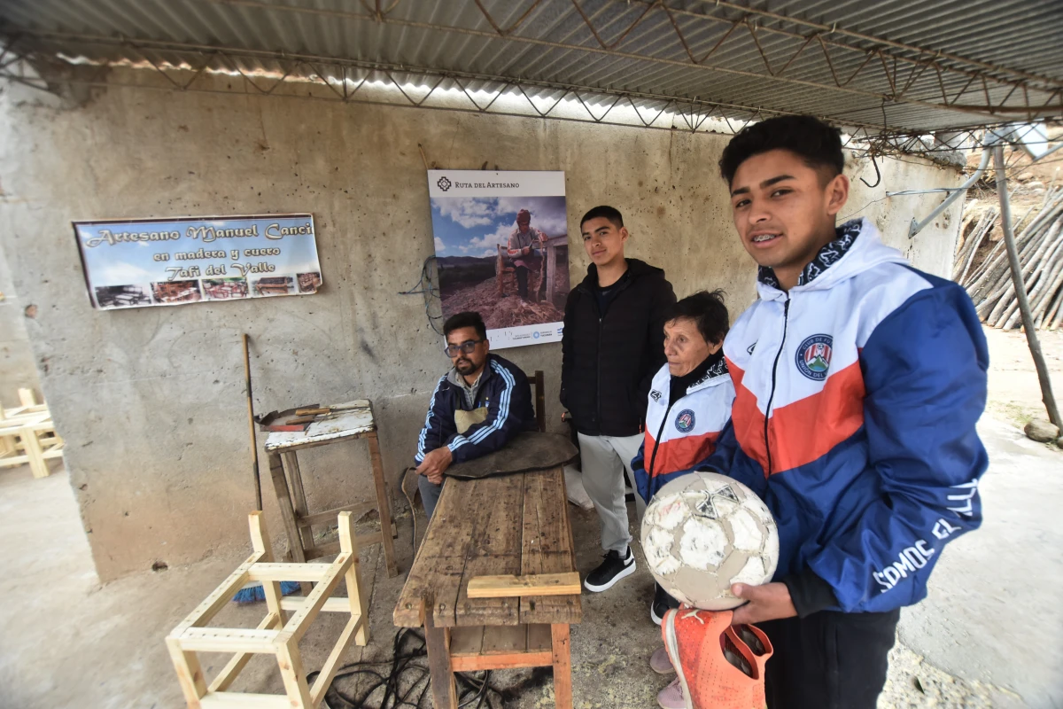 PATIO. Fuera del hogar, la familia Cancino se dedica a la fabricación de muebles, sillas y demás actividades de la carpintería.