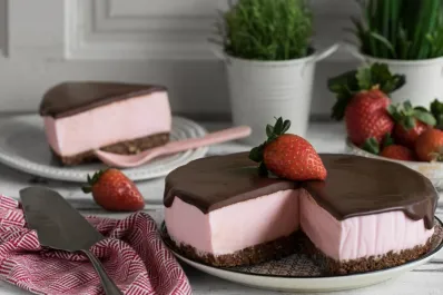 La tentadora tarta de mousse de frutilla y chocolate que no requiere de horno