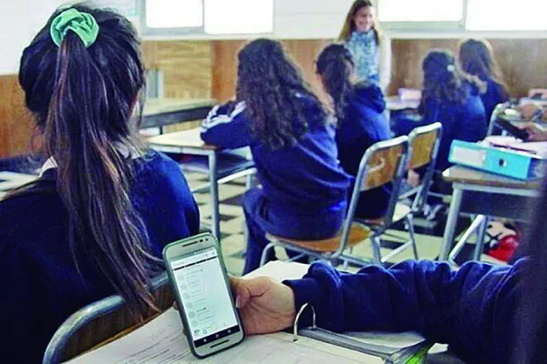 VIDEO. Para los chicos, el celular tiene cosas buenas y sí los distrae