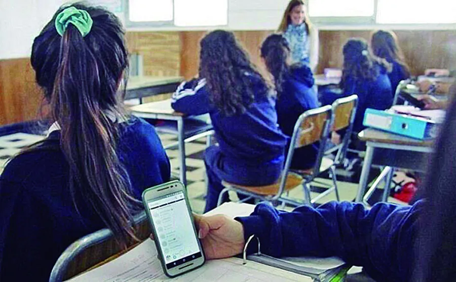 PROTAGONISTA EN CLASE. El móvil tiene funciones que ayudan a estudiar, pero también distrae a los alumnos.