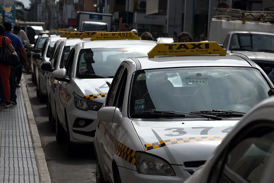 Se busca mejorar la competitividad de los taxis frente a Uber