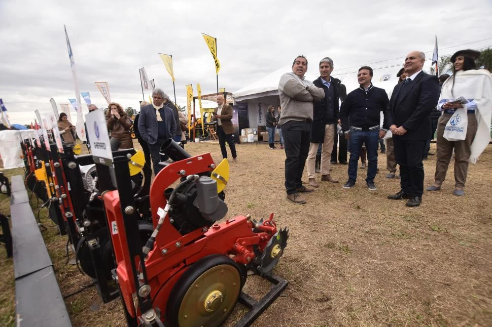 EXHIBICIÓN DE MAQUINARIAS. Productores y proveedores exponen todo su potencial en la expo instalada en el Aero Club de Concepción.